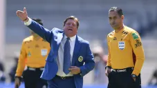 Herrera intercambia palabras con uno de los árbitros