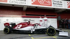 Kimi Raikkonen y Antonio Giovinazzi junto al Alfa Romeo C38