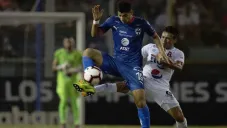 Zaldívar lucha por la esférica en duelo contra Alianza