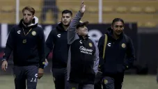 Maradona se transporta a los vestidores en compañía de sus jugadores