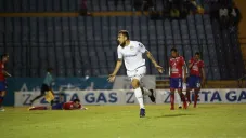 Darío Carreño celebra un gol con Comunicaciones