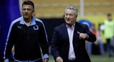 Almaguer y Vucetich en el banquillo de Gallos