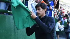 Macías firma una playera del León, su nuevo club
