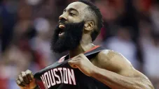 James Harden durante un partido con los Rockets