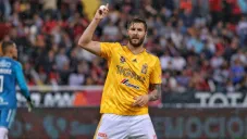 André-Pierre Giganc festeja un gol con los Tigres