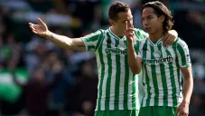 Guardado aconsejando a Lainez en el Betis