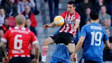 Lozano controla el balón en el partido vs Feyenoord