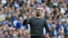 Guardiola dirigiendo al Manchester City