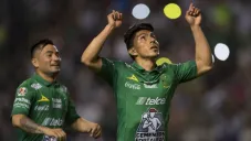Ángel Mena festeja un gol con el León