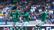 León festeja gol de Ángel Mena ante Pumas