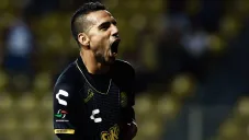 Escoboza festejando su gol de chilena