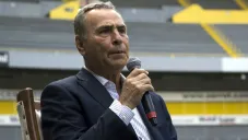 José Luis Real durante la despedida de Omar Bravo