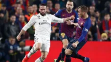 Carvajal disputa un balón con Arthur en el Clásico