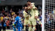 Martín abraza a sus compañeros tras anotar