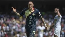 Castillo le reclama al árbitro asistente el jalón que recibió por parte del zaguero auriazul