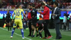 Leandro Torres, de San Luis, reclama al árbitro Óscar Mejía