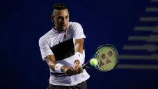 Nick Kyrgios golpea la bola en el juego contra Wawrinka