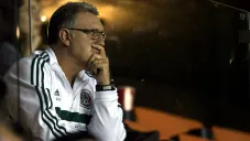 Gerardo Martino observa el encuentro entre León y Santos