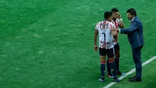 Cardozo da indicaciones a sus jugadores en duelo de las Chivas
