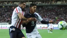 Jair Pereira disputa un balón contra Ángel Zaldívar