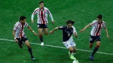 Pizarro conduce el balón contra Chivas