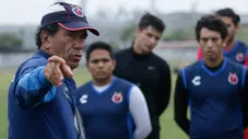 Arturo Avilés Sosa da indicaciones a jugadores