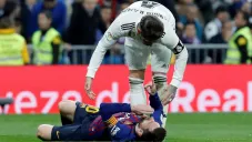 Messi y Ramos tras la jugada del manotazo