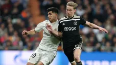 Frenkie de Jong aguanta la marca de Marco Asensio