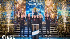 Los jugadores de Astralis, levantando la copa del IEM Katowice