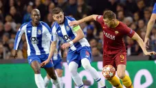 Héctor Herrera intenta recuperar balón en juego vs La Roma