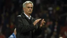 Mourinho aplaude durante un partido del Manchester United