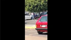 Momento en que la joven golpea a compañero