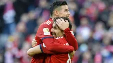 James Rodríguez y Martínez festejan gol de Bayern Munich