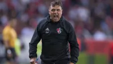 Hoyos reclama una decisión al silbante en el Jalisco