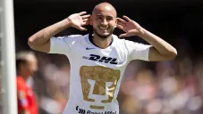 Carlos González celebra uno de sus goles con Pumas