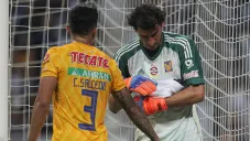 Nahuel Guzmán envuelve a su botella como un bebé