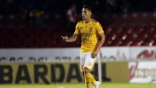Carlos Salcedo en un partido de Tigres