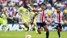 Ranato Ibarra y Alan Pulido en disputa de un balón
