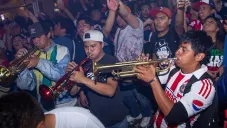 Afición de Chivas le da serenata al equipo