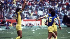 Jugadores de América festejan un gol en la Final contra Chivas