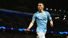 Phil Foden celebra tras marcar un gol en contra del Schalke 04