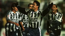 Glaría festeja el gol de los Tuzos ante La Máquian en la Final del Invierno 1999