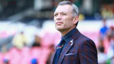 Higuera observa la cancha del Estadio Azteca