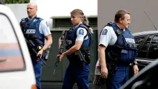 Policías a las afueras de una mezquita en Christchurch