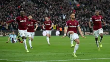 Chicharito festeja victoria frente al Huddersfield