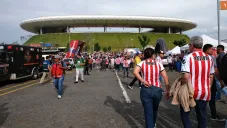 Aficionados en el Estadio Akron previo al Clásico Nacional