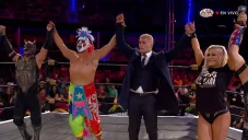 Cody Rhodes festeja con luchadores de AAA en el ring
