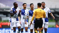 Jugadores del Pachuca reclamándole al árbitro