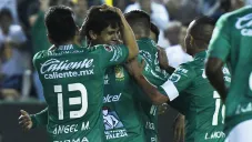 Jugadores de La Fiera festejan anotación contra el Tibu