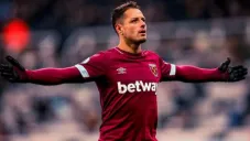 Chicharito Hernández festejando un gol con el West Ham